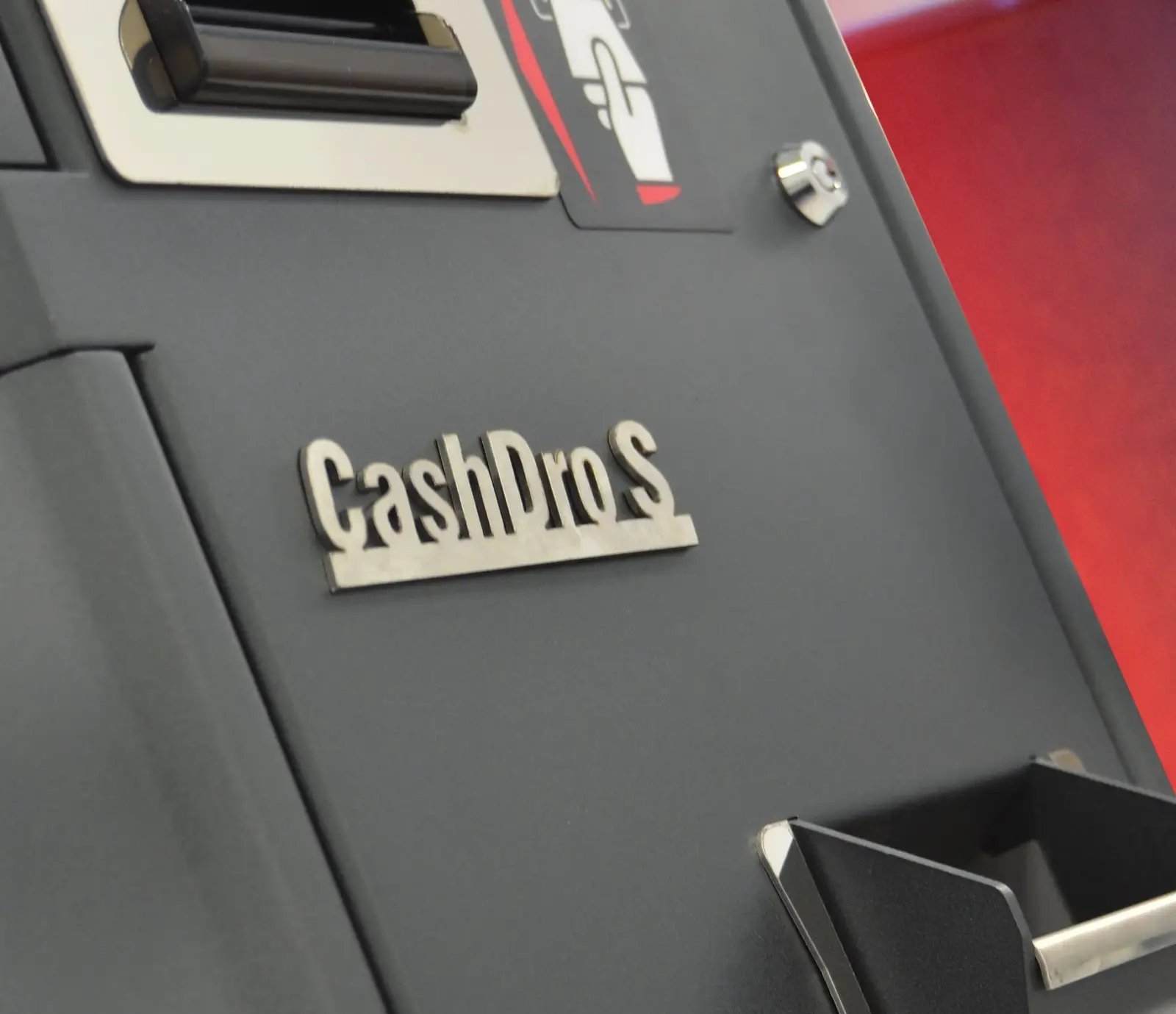 CashDro S-ren aurrealdearen xehetasuna, billete-sarrerarekin eta txanpon-erretiluarekin