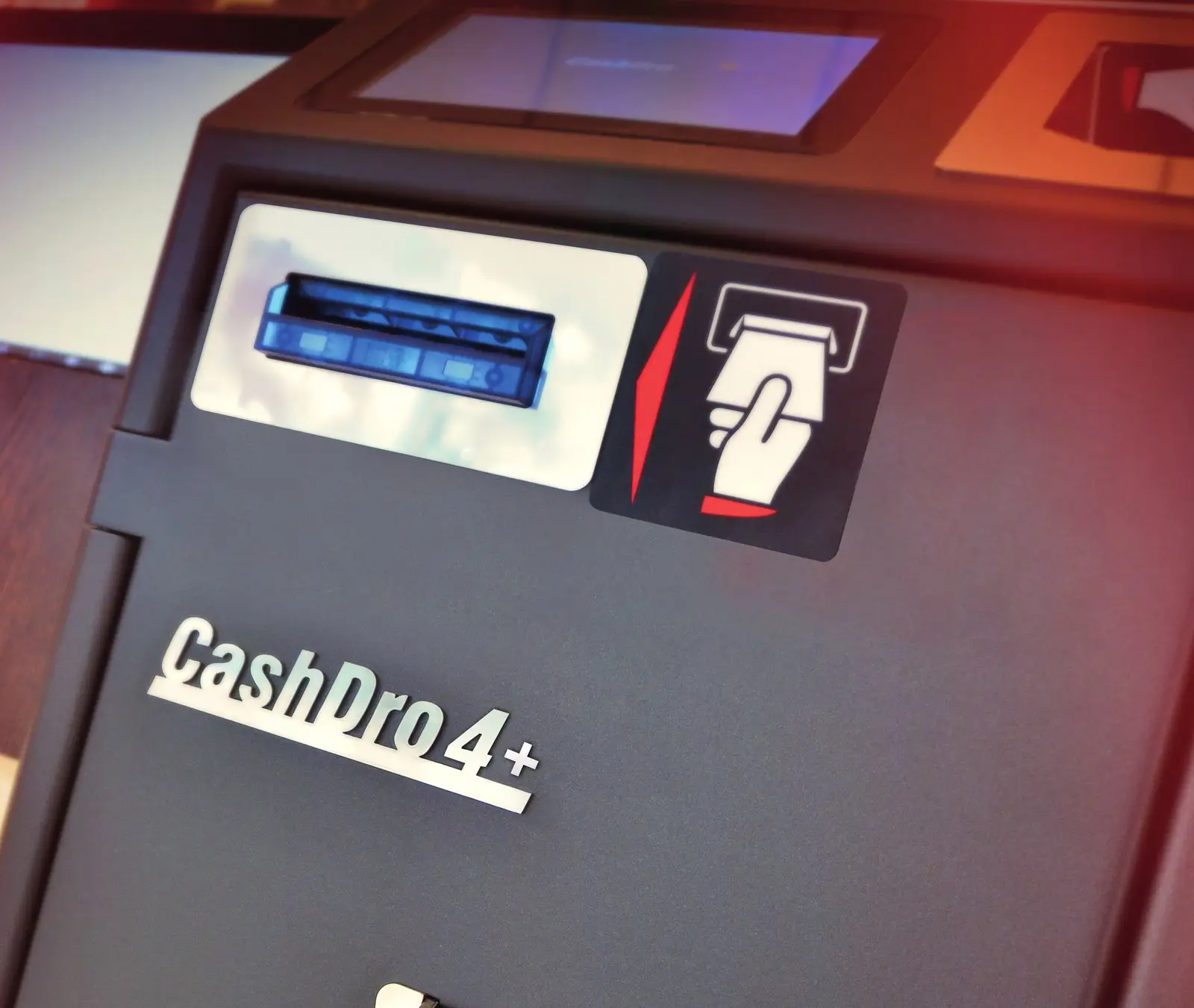 Detall del frontal del CashDro 4+ amb l’entrada de bitllets