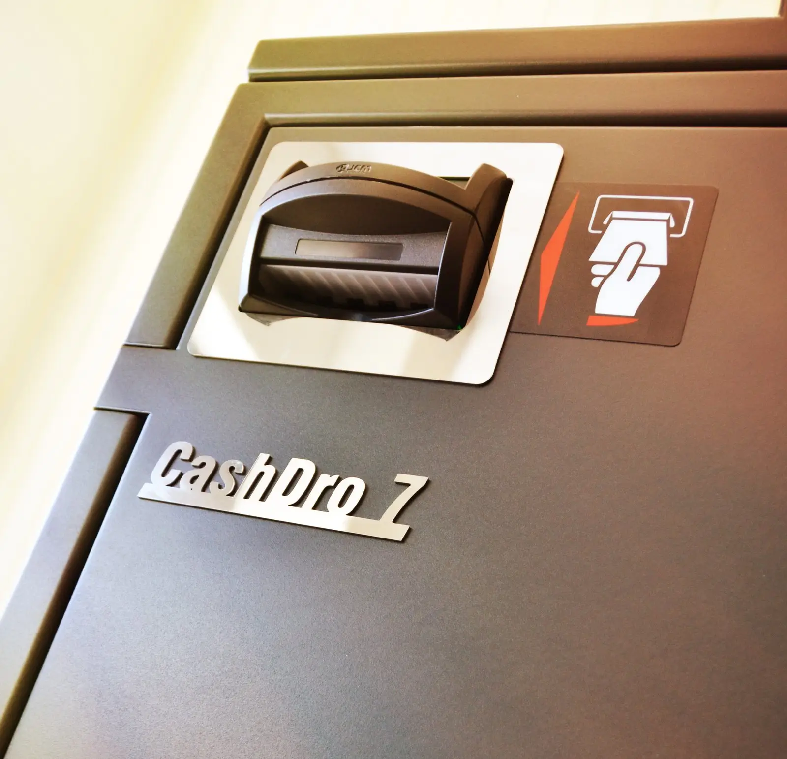 Detall del CashDro 7 amb la boca d’entrada i sortida de bitllets en feix