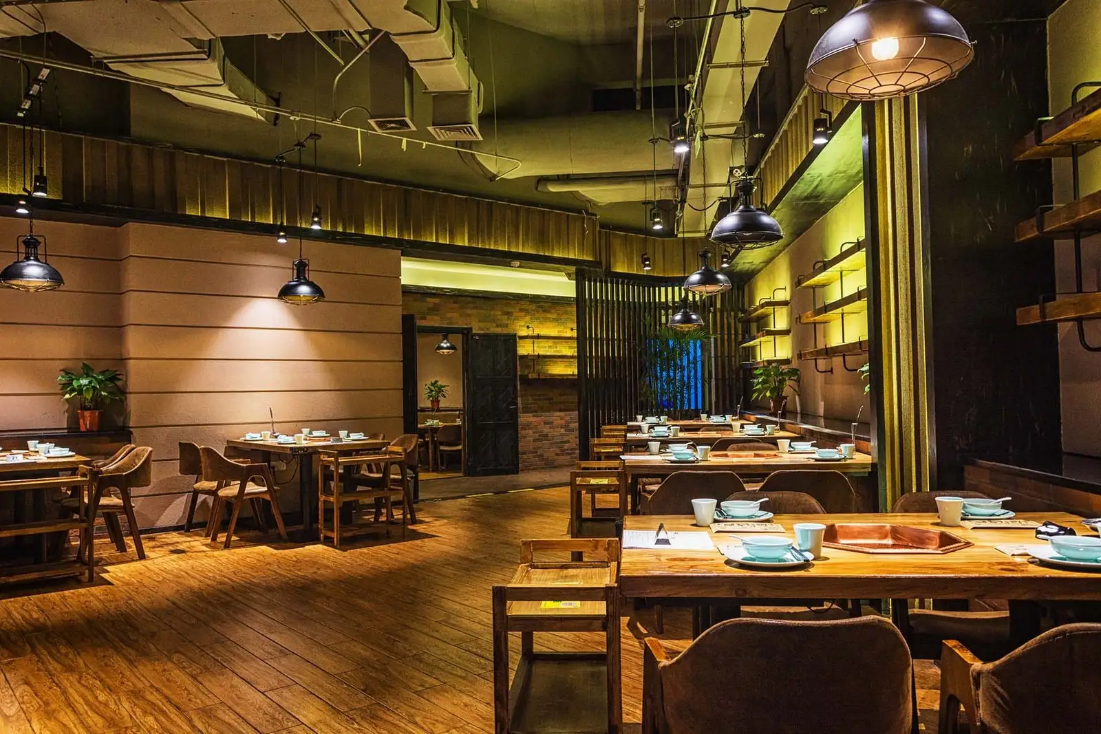 Sala de un restaurante de una red de franquicias preparada para el servicio