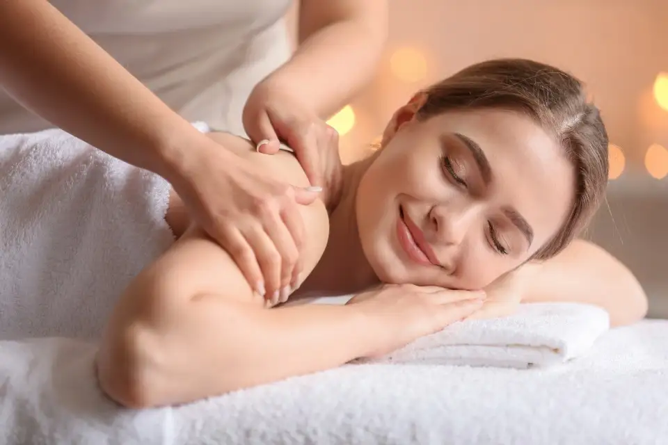 Clienta recibiendo un masaje en un spa